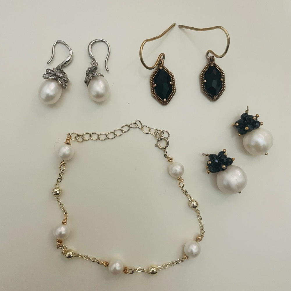Pearls earrings and bracelet